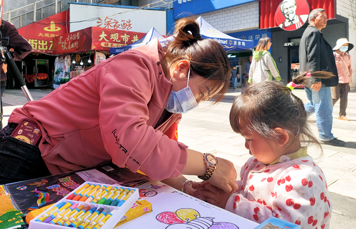 小圖-五建幼兒園在活動現(xiàn)場提供兒童手工服務.jpg